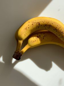 دور چشم ویتامین سی گارنیر حاوی پودر موز